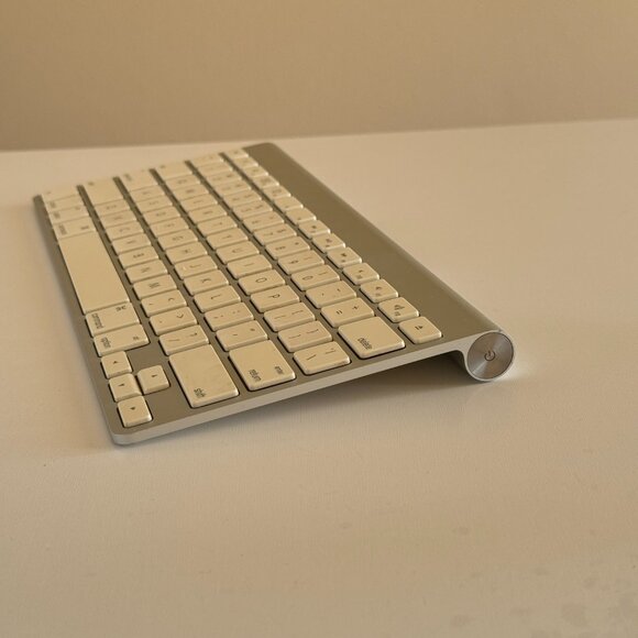 Genuine Apple Wireless Magic Keyboard Bluetooth A1314 - Picture 4 of 7